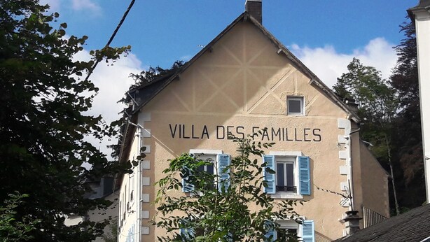 A building with the sign "VILLA DES FAMILLES" on the facade. - Villa des Familles - Antarès - Peace and quiet at La Bourboule (La Bourboule)