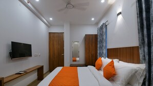 Egyptian cotton sheets, premium bedding, Select Comfort beds, desk - Hotel Admire Inn By F9 Hotels (Ghaziabad)