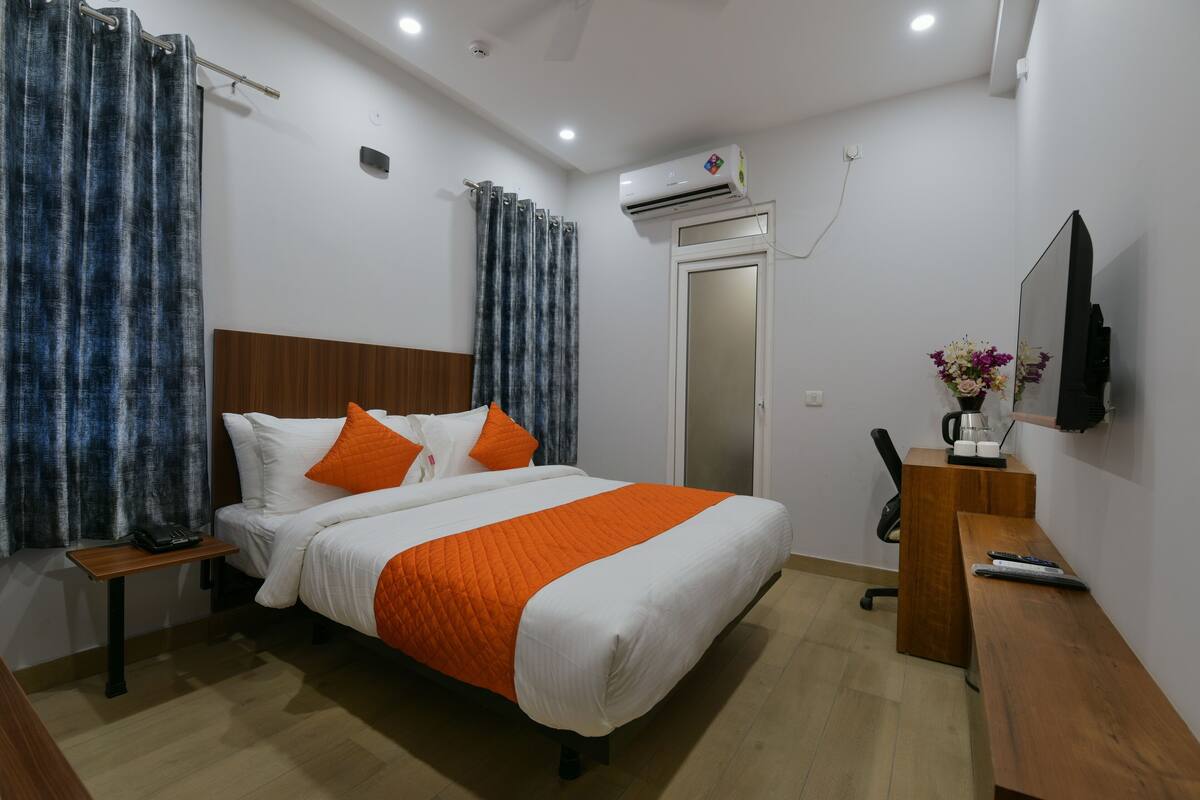 Deluxe Room | Egyptian cotton sheets, premium bedding, Select Comfort beds, desk