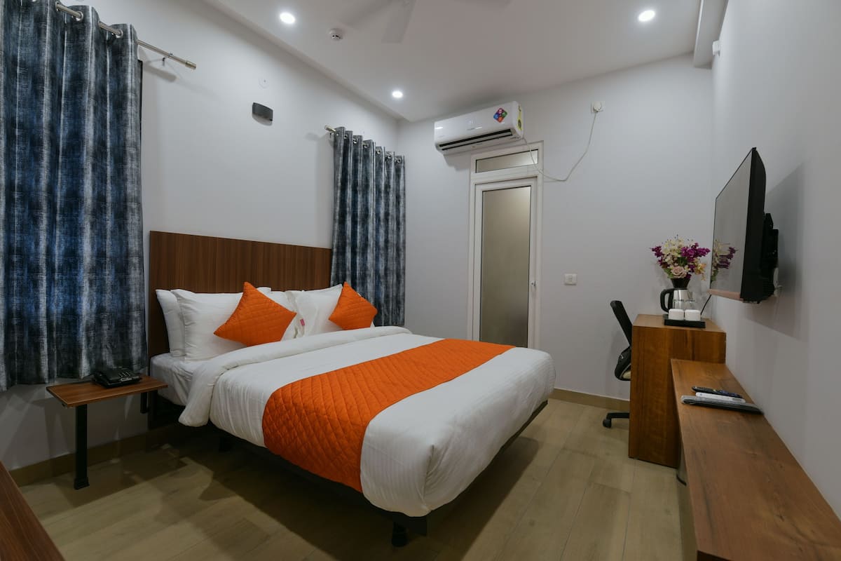 Deluxe Room | Egyptian cotton sheets, premium bedding, Select Comfort beds, desk