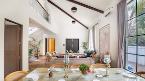 Executive Villa | Makan dalam bilik