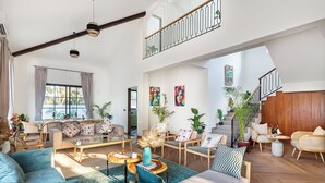 Executive Villa | Ruang tamu | 65 inci sebuah televisyen pintar dengan digital, Netflix 