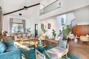 Villa – executive | Oppholdsområde | En 65-tommers smart-TV med digitale kanaler samt Netflix