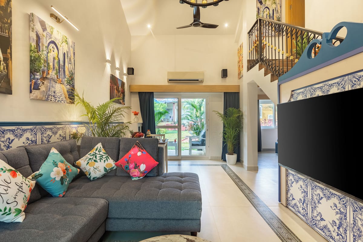 Deluxe Villa | Living area | 65-inch Smart TV with digital channels, Netflix, streaming services