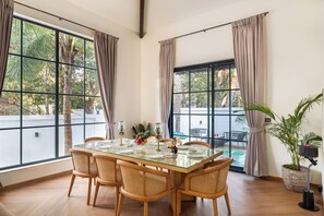 Villa ejecutiva | Área de sala de estar | Smart TV de 65 pulgadas con canales digitales y Netflix 