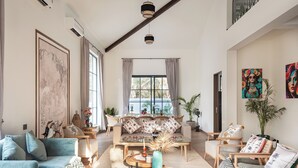 Executive Villa | Ruang tamu | 65 inci sebuah televisyen pintar dengan digital, Netflix 