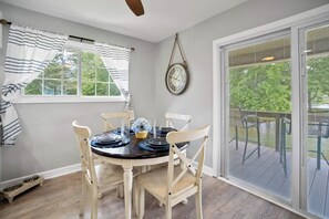 Dining - Mallard Cottage - Lookout Shoals Lake (Claremont)