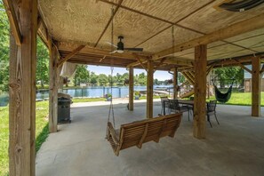 Outdoor dining - Mallard Cottage - Lookout Shoals Lake (Claremont)