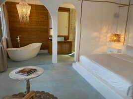 Escritorio, wifi gratis y ropa de cama 