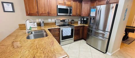 Refrigerador, microondas, horno, placa de cocina