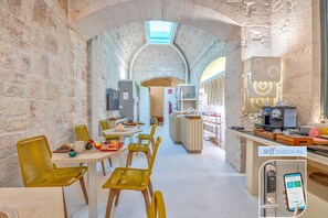 Desayuno buffet diario (EUR 10.00 por persona)