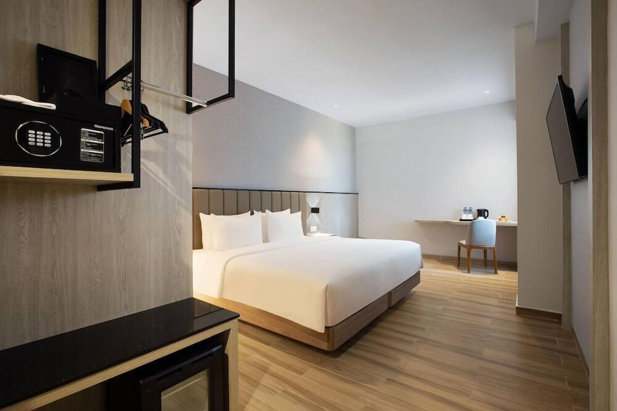 Desk, laptop workspace, rollaway beds, bed sheets