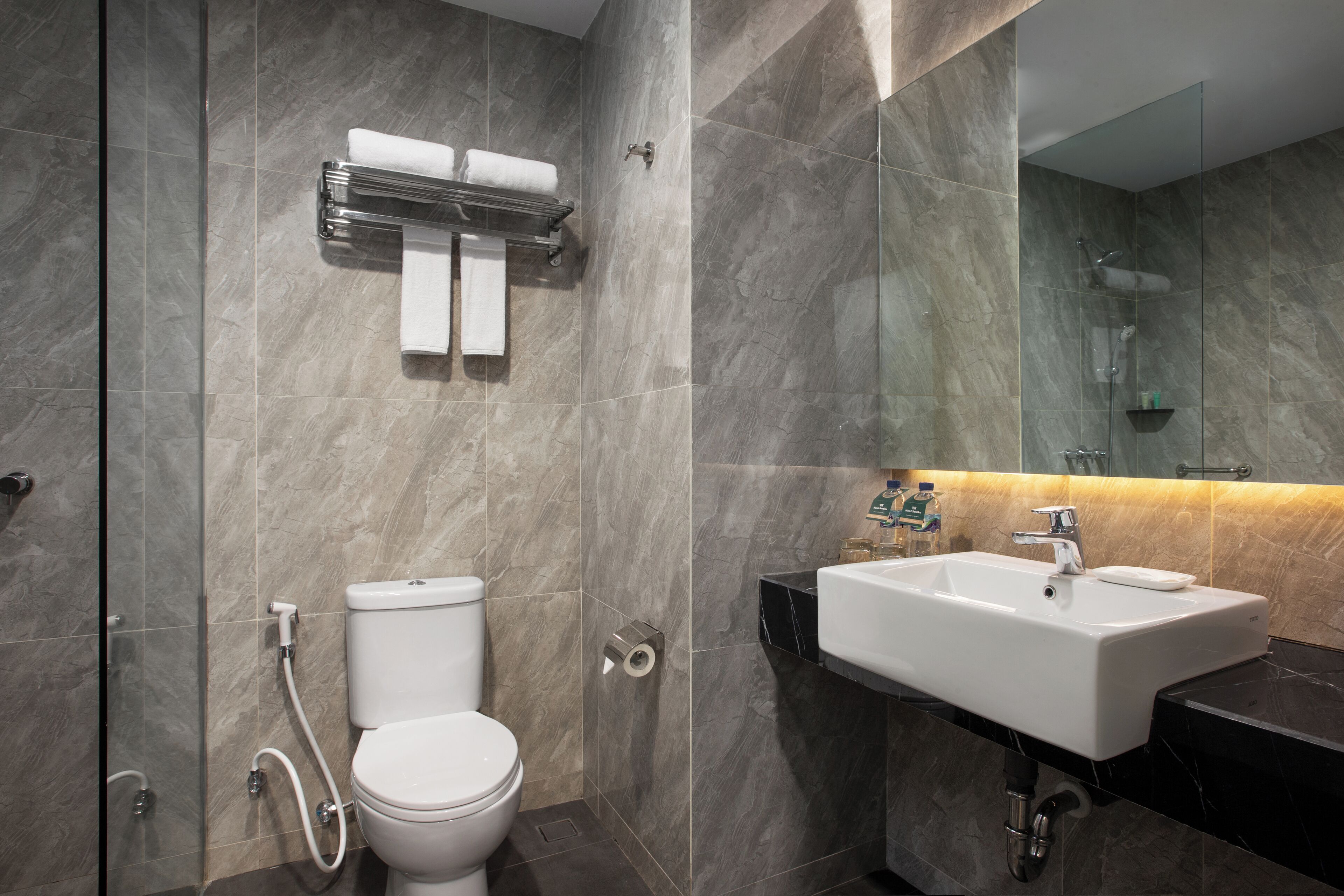 Shower, perlengkapan mandi gratis, kloset, dan handuk