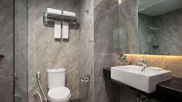 Shower, perlengkapan mandi gratis, kloset, dan handuk
