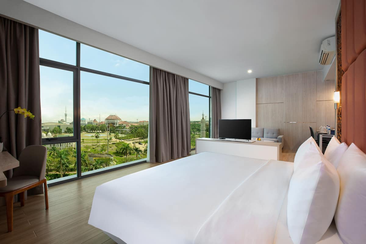 Suite Room King | Desk, laptop workspace, rollaway beds, bed sheets