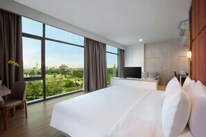 Suite Room King | Desk, laptop workspace, rollaway beds, bed sheets - Santika Hotel Batam (Batam)