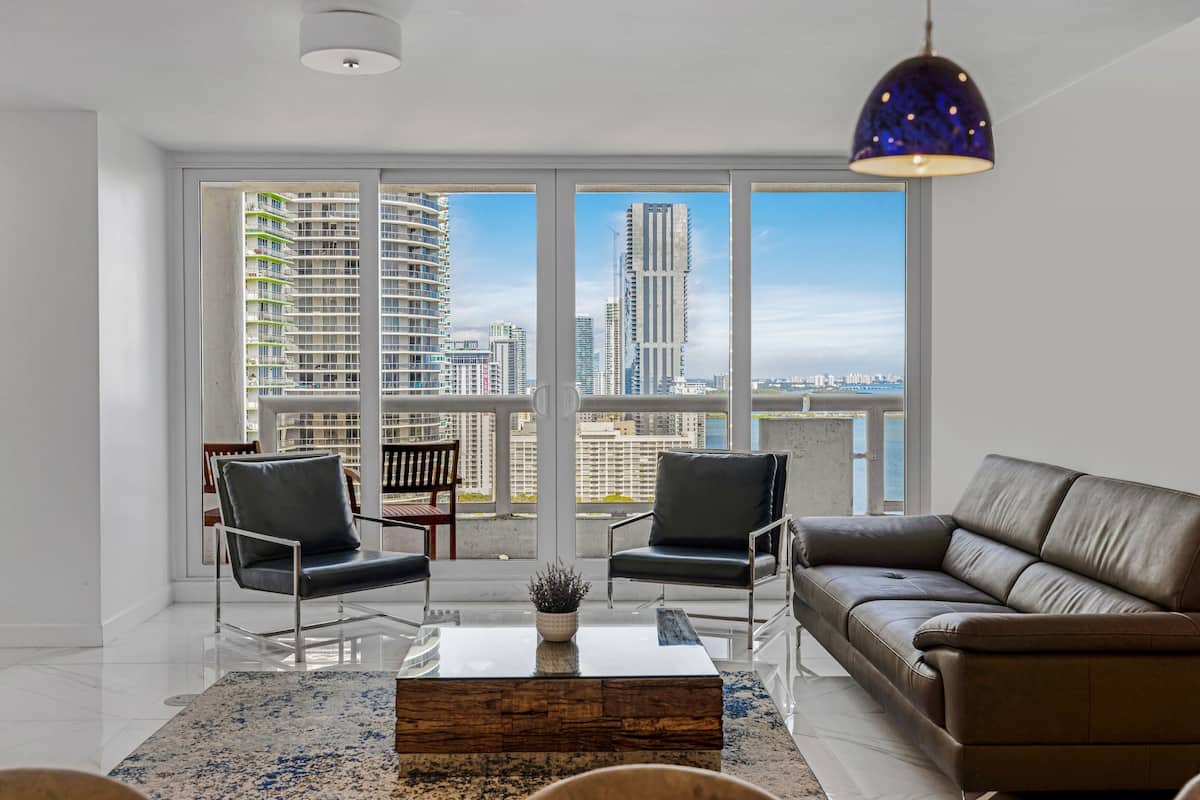 Apart Daire, Koy Manzaralı (2 Bedrooms) | Oturma alanı | Dijital TV kanalları bulunan 55 inç televizyon, Netflix