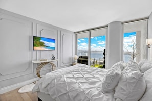Penthouse, 2 Schlafzimmer | Individuell dekoriert, individuell eingerichtet, Schreibtisch