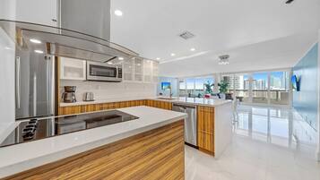 Apartment, 1 Bedroom | Private kitchen | Fridge, microwave, oven, stovetop
