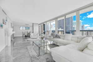 Penthouse, 2 Schlafzimmer | Wohnbereich | 55-Zoll-Fernseher mit Digitalempfang, Netflix, Streaming-Dienste