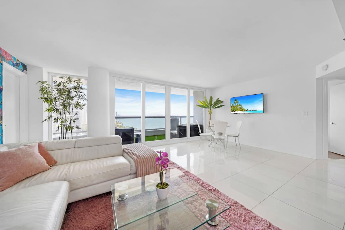Apart Daire, Koy Manzaralı (2 Bedrooms) | Oturma alanı | Dijital TV kanalları bulunan 55 inç televizyon, Netflix