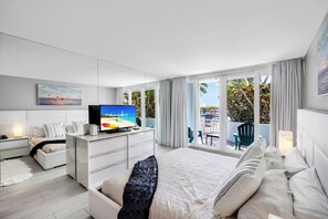 2 bedrooms, individually decorated, individually furnished, desk - Chic Bayfront Condo With Stunning View (Miami)