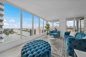 Living area - Chic Bayfront Condo With Stunning View (Miami)