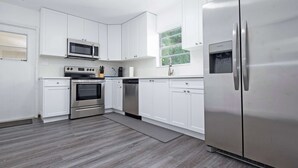 Unclassified image, 5 of 35, button - Cheerful 4 Bedroom Home With Huge Yard and Parking (North Miami)