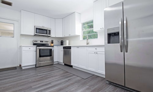 Cheerful 4 Bedroom Home With Huge Yard and Parking