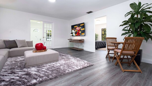 Unclassified image, 1 of 35, button - Cheerful 4 Bedroom Home With Huge Yard and Parking (North Miami)