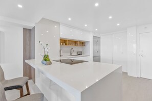 Microwave, oven, stovetop, dishwasher - Edgewater Bliss With Balcony (Miami)