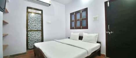 Escritorio, wifi gratis y ropa de cama