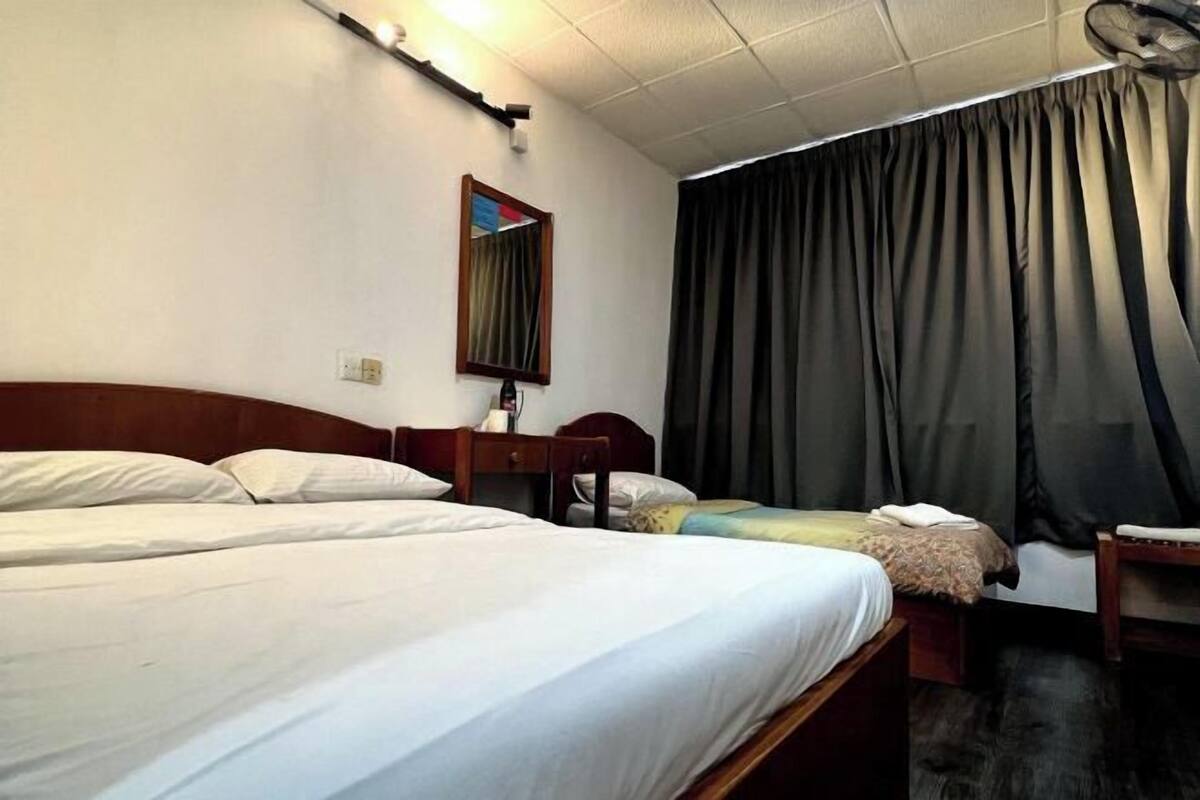 Escritorio, wifi gratis, ropa de cama