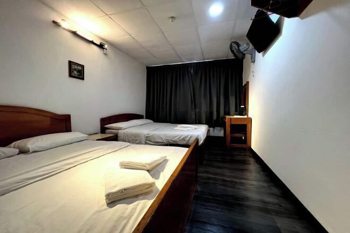 Escritorio, wifi gratis, ropa de cama