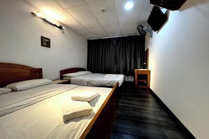Family Suite | Desk, free WiFi, bed sheets - Madani Muslim Hotel Cameron Highland (Brinchang)