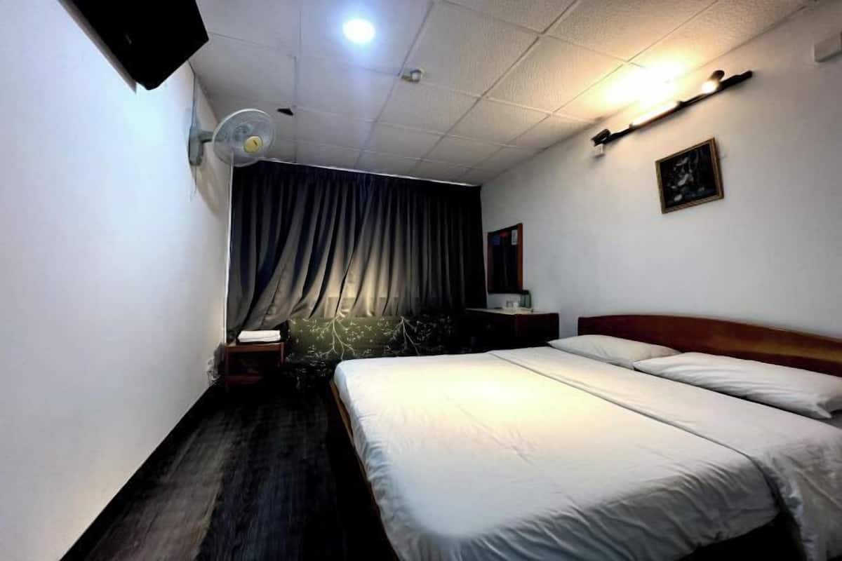 Escritorio, wifi gratis, ropa de cama