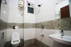 Deluxe-Zimmer | Badezimmer | Dusche, Handtücher