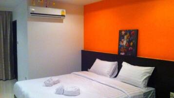 Double Room, Pool View | Desk, soundproofing, free WiFi, bed sheets