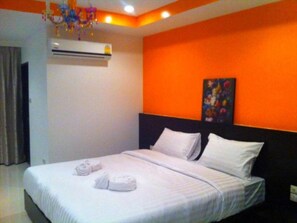 Habitación doble, vistas a la piscina | Escritorio, sistema de insonorización, wifi gratis y ropa de cama