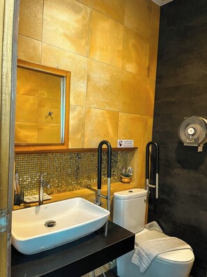 Kamar Double | Kamar mandi | Shower, perlengkapan mandi gratis, pengering rambut, dan handuk