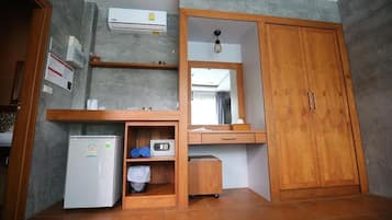 双人房 | 客房内保险箱、办公桌、隔音、免费 WiFi