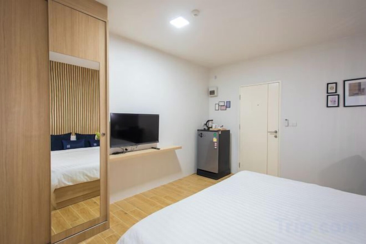 WiFi (free), individually decorated, individually furnished, bed sheets