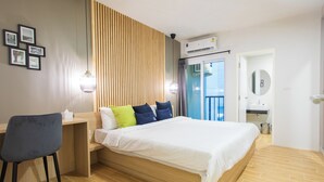 A modern bedroom with a wooden bed, a desk, and a chair. - Zayn Express & Suites (Bangkok)