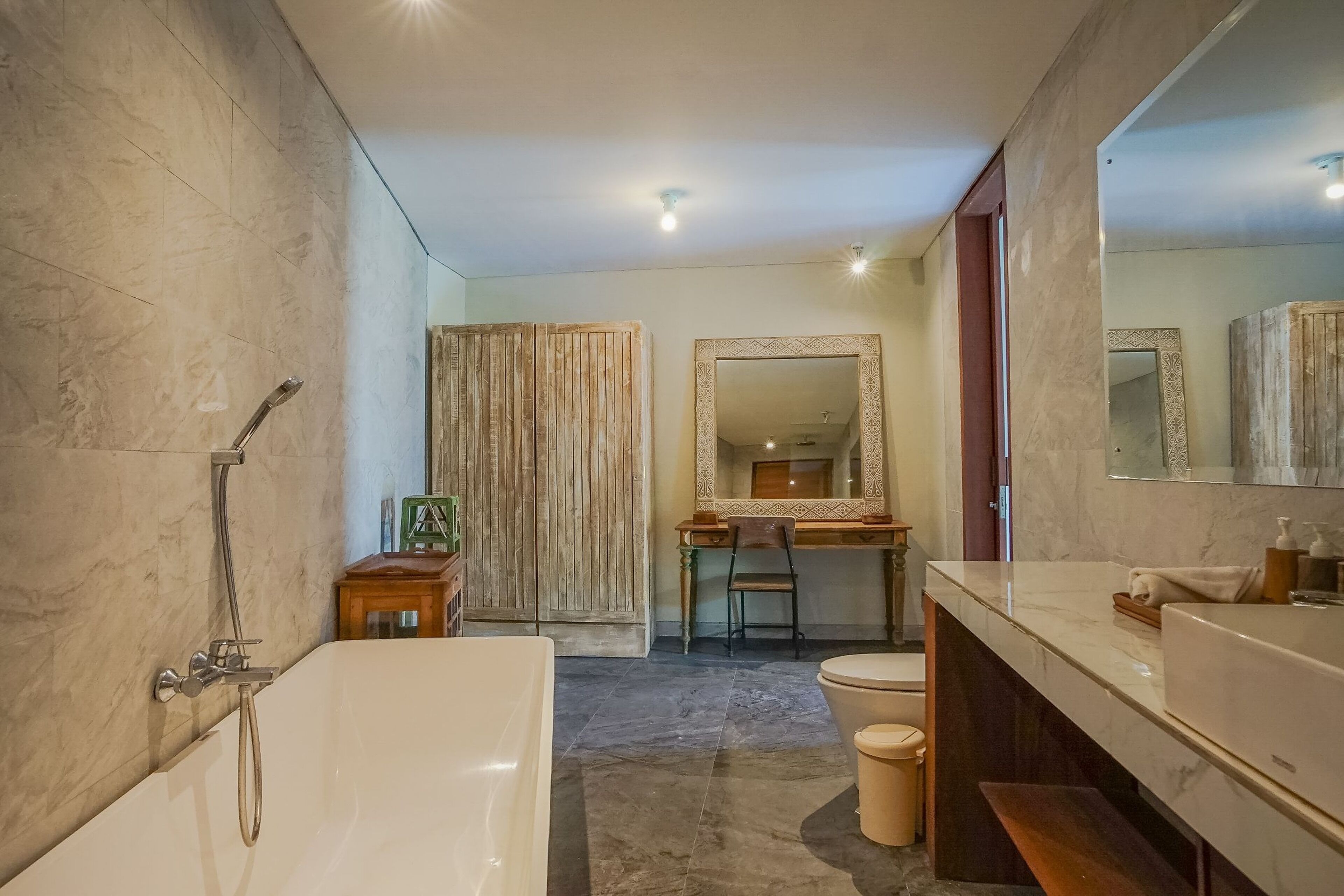 Une salle de bain moderne avec une baignoire, des toilettes et un meuble-lavabo.
