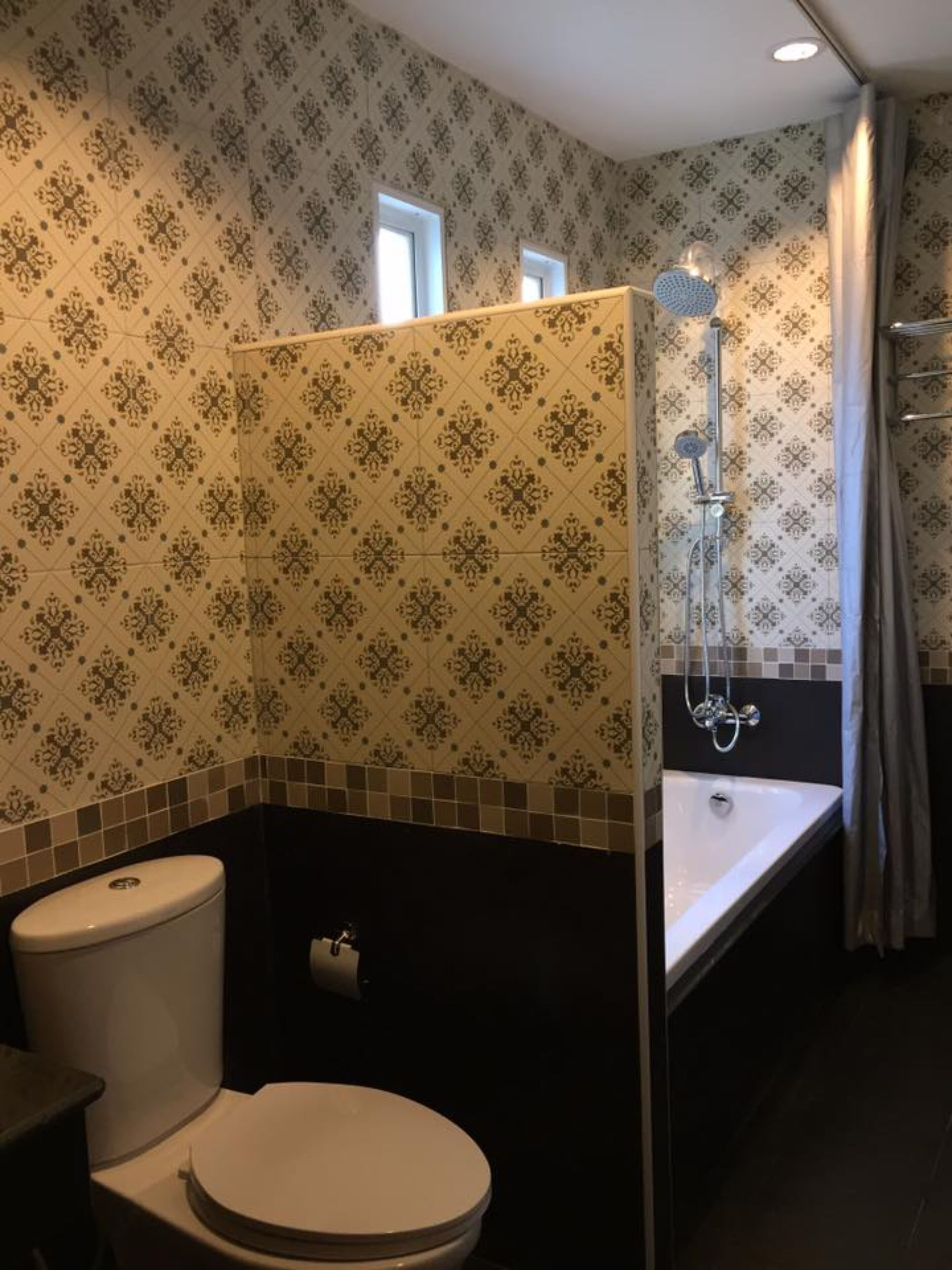Un baño con inodoro, cabina de ducha y bañera.