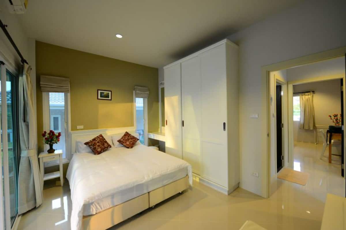 City Villa | 1 bedroom, desk, free WiFi, bed sheets
