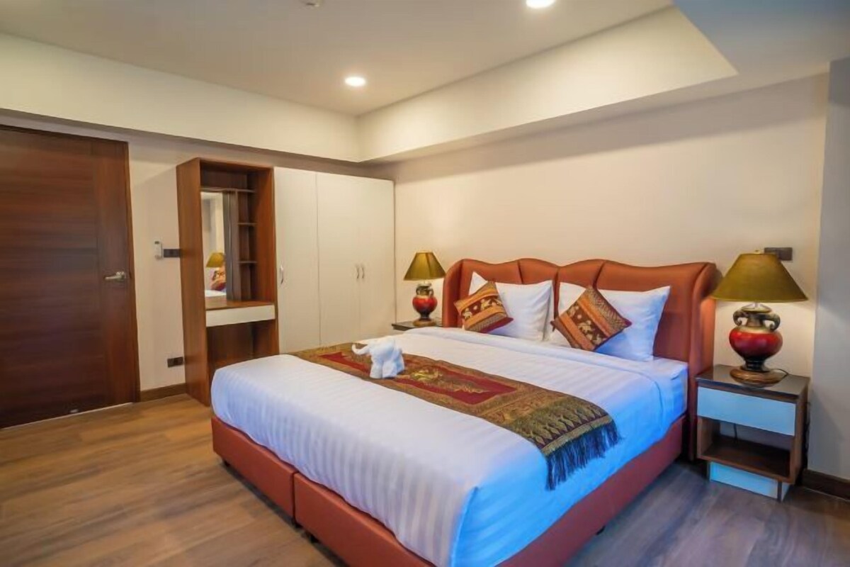Desk, free WiFi, bed sheets