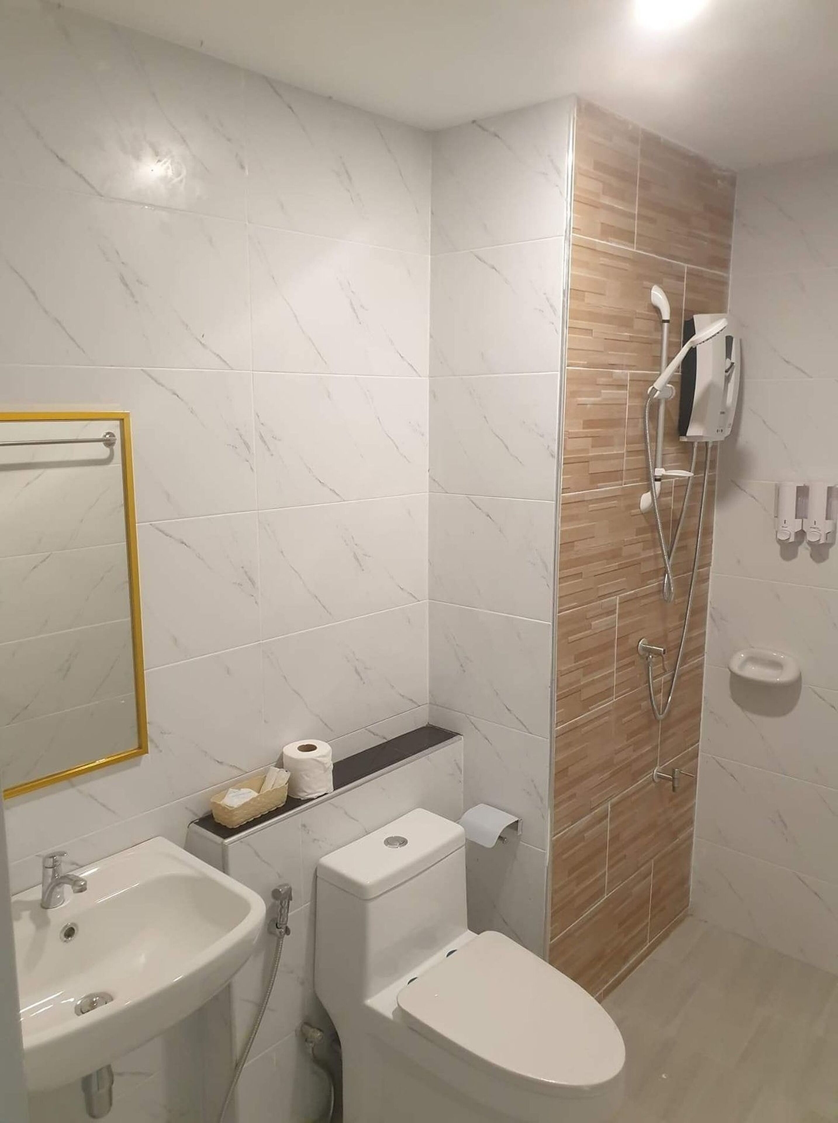 Superior Twin Room | Bathroom | Shower, free toiletries, hair dryer, towels