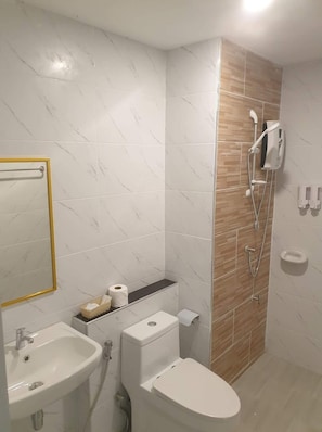Superior-Zweibettzimmer | Badezimmer | Dusche, kostenlose Toilettenartikel, Haartrockner, Handtücher