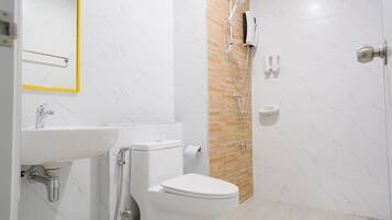Standard dubbelrum | Badrum | Dusch, gratis toalettartiklar, hårtork och handdukar